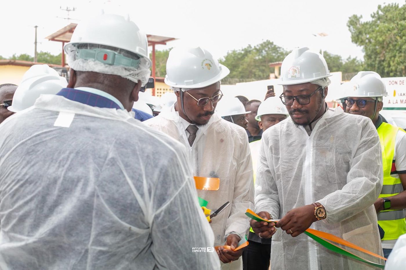 Coupe du ruban aux couleurs de la Côte d’Ivoire lors de l’inauguration de La Maison du Cacao